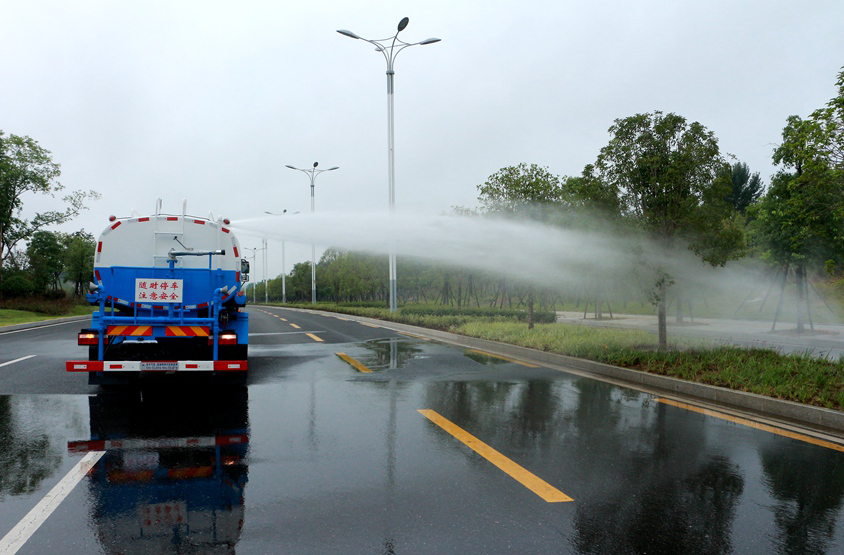 電動垃圾車（小型四輪電動垃圾清運車）頂噴功能演示